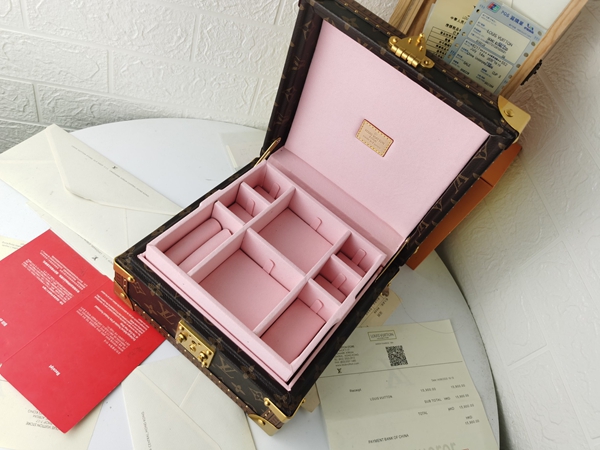 ルイヴィトンバッグ背面デザイン